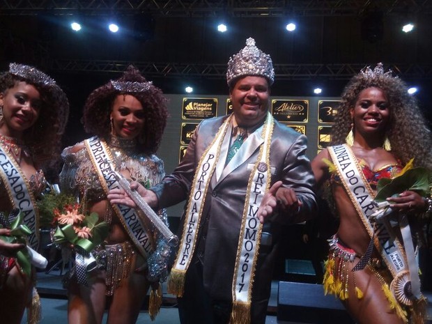 Princesas Tayn&aacute; Viera e Ilana Xavier, rei momo Mauricio Mello, e rainha Raquel Sampaio (Foto: Manoel Soares/RBS TV)