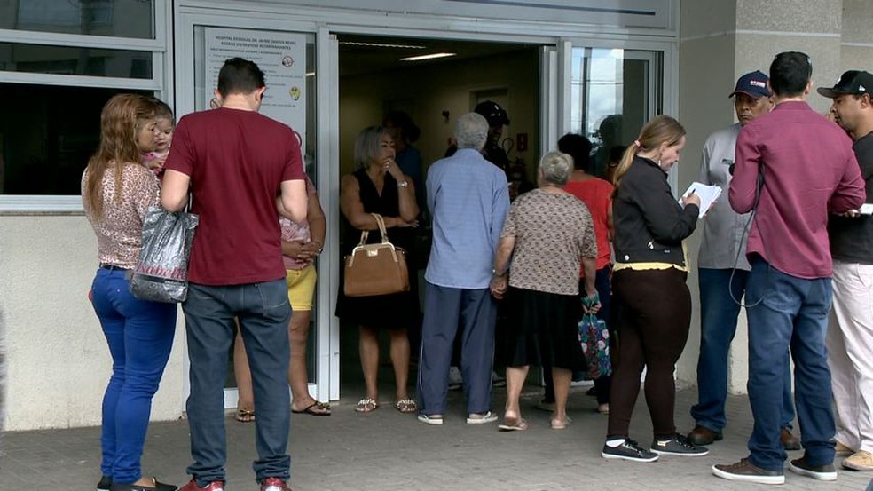 Movimentação de parentes das vítimas na porta do Hospital Jayme Santos Neves, na Serra (Foto: Reprodução/TV Gazeta)