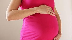 Segundo neurologista holandês, fumar ou ingerir drogas durante a gravidez pode aumentar chances de filho se tornar homossexual (Foto: PA/BBC)