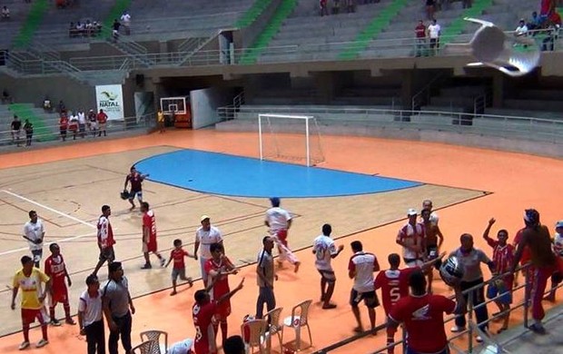 Cadeira voando em invasão da final da Taça Cidade do Natal de Futsal (Foto: Wendell Jefferson)