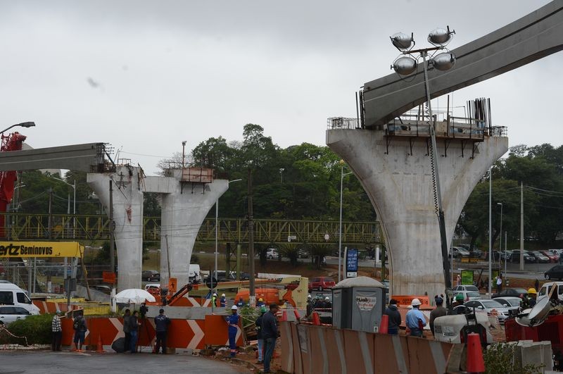 A queda de uma viga nas obras de implantação do monotrilho, que resultou na morte de um operário no fim da tarde de segunda-feira (9), interdita vias na capital paulista 