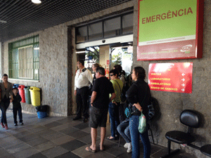 Pacientes insatisfeitos com atendimento provocaram tumulto no Hospital Conceição (Foto: Caco Barzi/RBS TV)