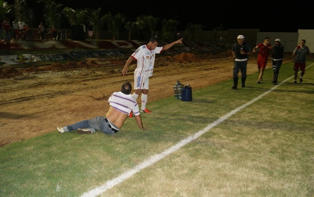 Celso Teixeira, técnico do Potiguar de Mossoró, foi agredido por jogadores do América-RN após a final (Foto: Augusto Gomes)