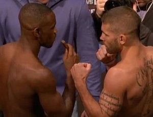 Yves Edwards morde chocolate durante encarada com Jeremy Stephens (Foto: Reprodução/Youtube) Yves Edwards morde chocolate durante encarada com Jeremy Stephens (Foto: Reprodução/Youtube)