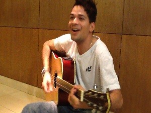 Sentado no chão, cantor gravou seu primeiro vídeo, em Goiás (Foto: Arquivo pessoal)