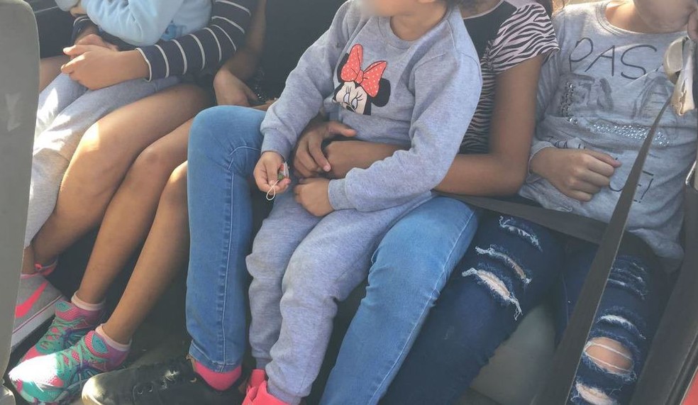 Seis crian&ccedil;as estavam no banco de tr&aacute;s de um Gol parado em Barra Velha (Foto: PRF/Divulga&ccedil;&atilde;o)