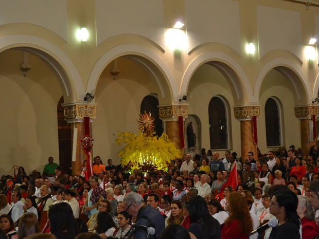 Fiéis do Divino lotam a Catedral de Sant´Anna para a missa de Pentecostes (Foto: Maiara Barbosa/ G1)