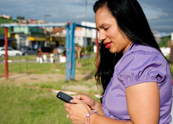 Edilene estuda inglês por SMS no celular (Foto: Flavio Moraes/G1)