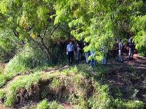 Homem com marcas de agressão é encontrado em rio (Foto: Fernanda Zanetti/G1)