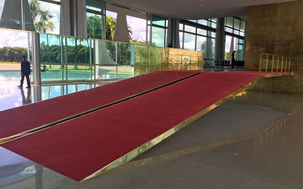 Tapete vermelho em rampa da entrada do Palácio da Alvorada (Foto: Luciana Amaral / G1)