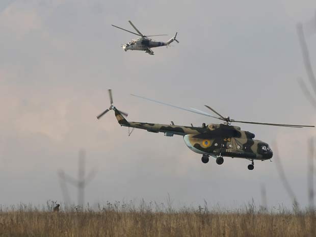 Helicópteros ucranianos levantam voo depois de deixar tropa na base aérea de Kramatorsk nesta quarta (15) (Foto: Reuters/Marko Djurica)