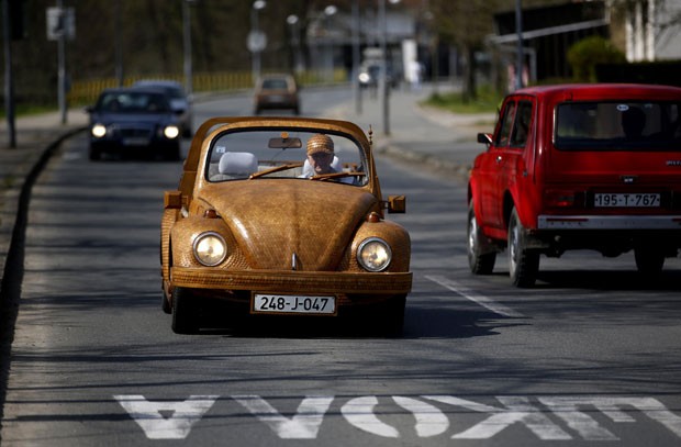 Bojic criou o carro com mais de 50 mil pedaços de carvalho (Foto: Dado Ruvic/Reuters)