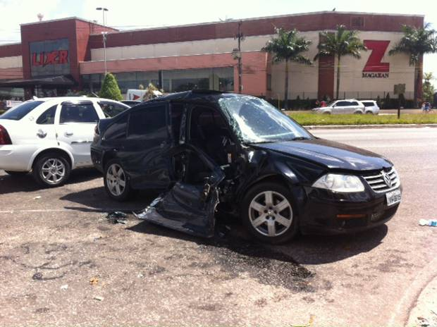 Com o impacto da colisão, carro ficou parcialmente destruído em acidente ocorrido neste sábado (07), em Ananindeua (Foto: Jorge Sauma/GE)