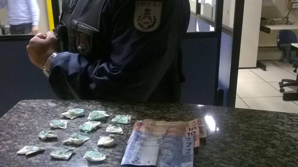 Material foi apreendido nesta quinta-feira (22) com adolescente em Nova Friburgo  (Foto: Divulgação/Polícia Militar )