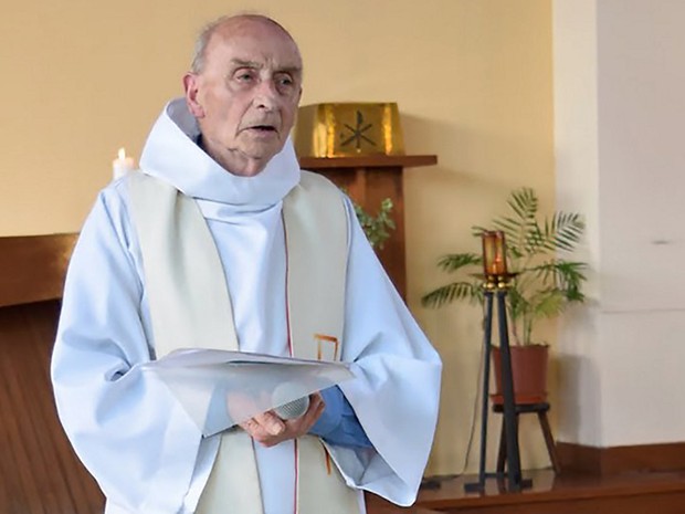 Padre Jacques Hamel, de 84 anos, foi degolado após dois homens armados com faca invadirem a paróquia em que trabalhava em Saint-Etienne-du-Rouvray, na Normandia, nesta terça-feira (26) (Foto: AFP)