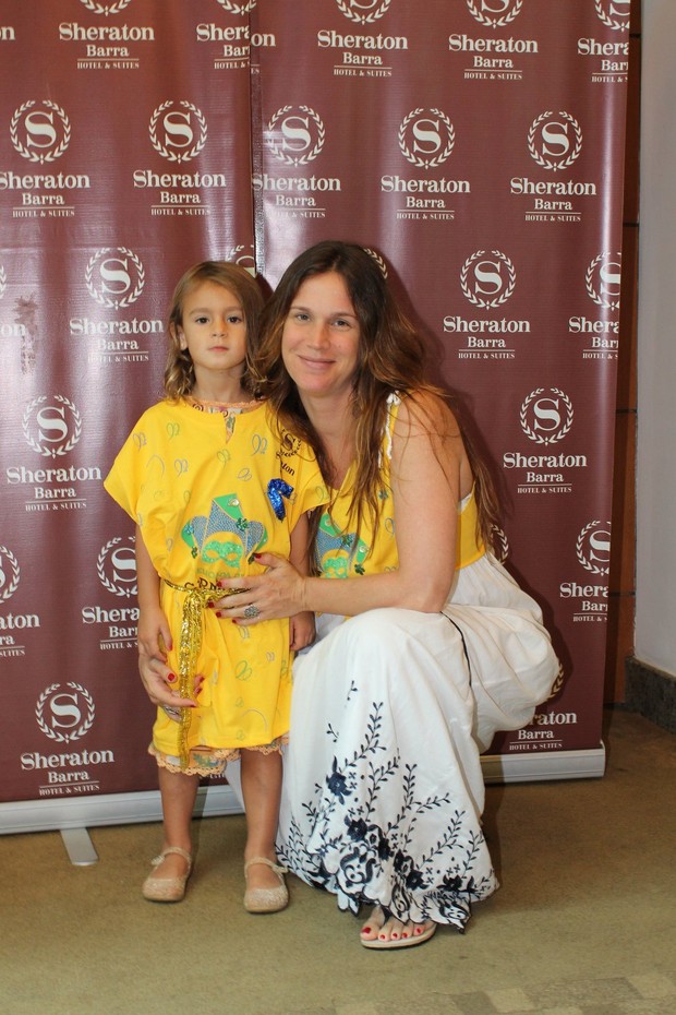 Vanessa Lóes e filha no RJ (Foto: Fabio Moreno/Photo RioNews)