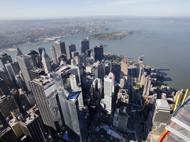 A vista de Manhattan do 105° andar do One World Trade Center (Foto: Mark Lennihan/AP Photo)