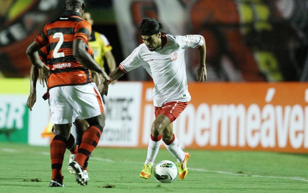 araujo atlético-go x náutico (Foto: Adalberto Marques/Agif/Agência Estado)