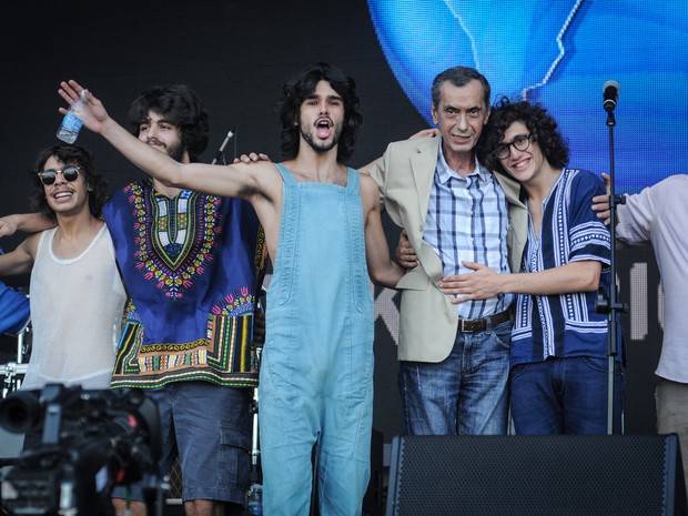 Membros da Dônica e Arthur Verocai se abraçam ao fim do show no palco Sunset (Foto: Alexandre Durão/G1)