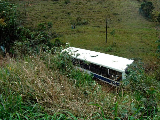 Ônibus sai da pista e deixa feridos na BA-093, perto de Simões Filho (Foto: Ivanildo Santos/ TV Bahia)