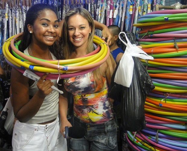 Bailarinas compram presentes de Natal no Mercadão de Madureira (Foto: Domingão do Faustão / TV Globo)