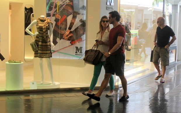 Paulo Rocha e a namorada em shopping do Rio (Foto: Daniel Delmiro / AgNews)