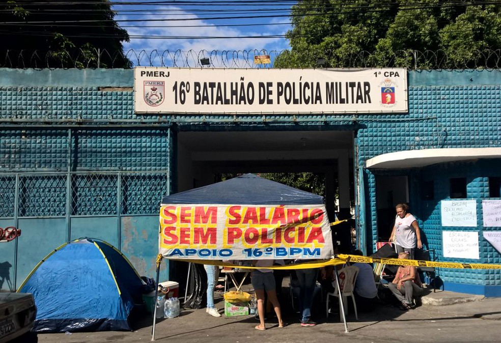 familiares protestam na entrada do batalhão de Olaria, na Zona Norte do Rio (Foto: Carlos Brito / G1)