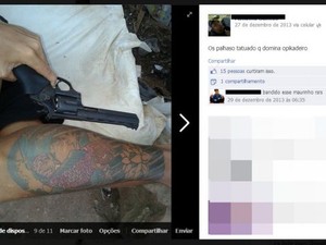 Foto mostra um dos jovens exibindo um revólver (Foto: Reprodução/Facebook)