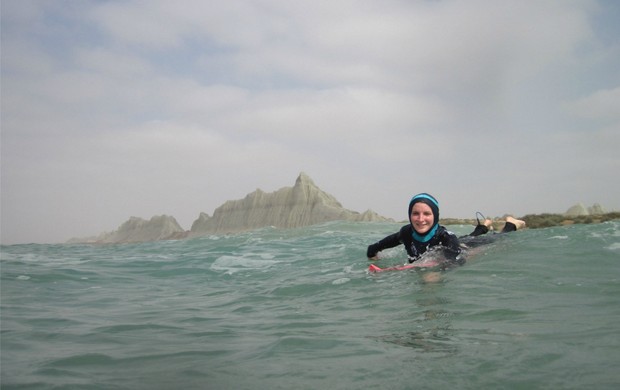 Easkey Britton surfe no Irã (Foto: EaskeyBritton.com)