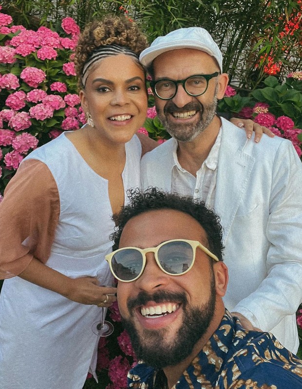 Pedro Gil com os noivos, Maria Gil e Giacomo Pirazolli  (Foto: Reprodução/Instagram)