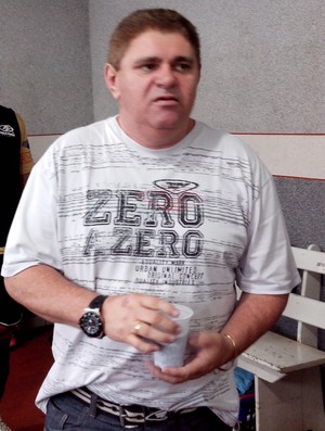 O humorista Batoré, no vestiário da equipe antes da partida contra o Santacruzense (Foto: Jonathan Bueno) O humorista Batoré, no vestiário da equipe antes da partida contra o Santacruzense (Foto: Jonathan Bueno)