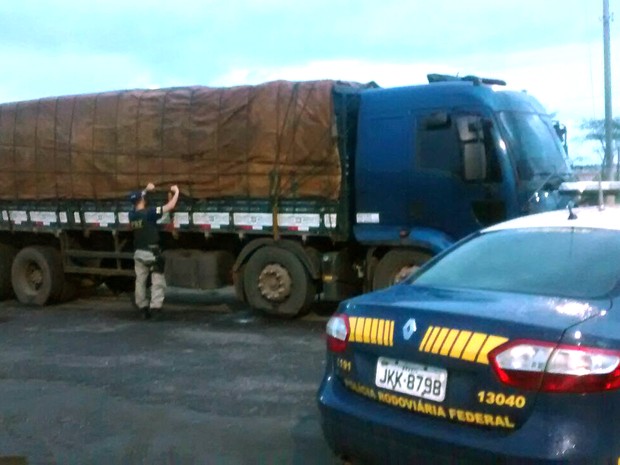 Veículo transportava 29 m³ de madeira irregular em Santa Inês (MA) (Foto: Divulgação / PRF-MA)