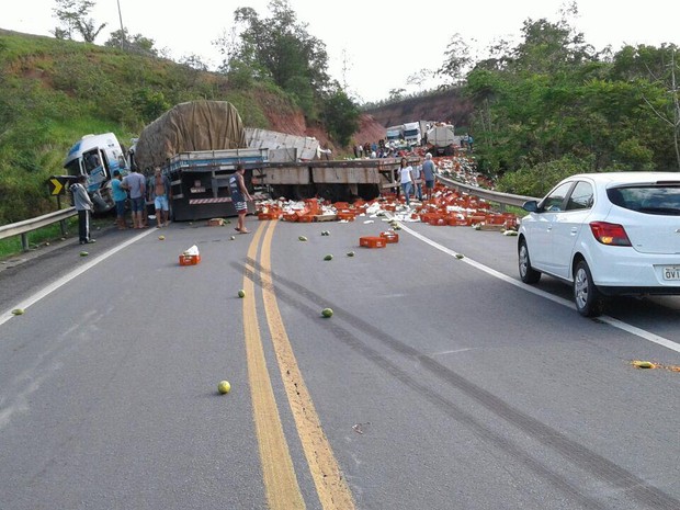 Acidente interdita BR-101 em Aracruz, no Espírito Santo (Foto: Divulgação/ PRF-ES)