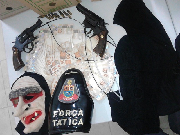 Material encontrado na casa da balconista foi apreendido (Foto: Divulgação/Polícia Militar)