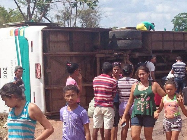 Ônibus tombou em Matias Olimpio e várias pessoas ficaram feridas (Foto: José de Deus Carcará/Arquivo Pessoal)