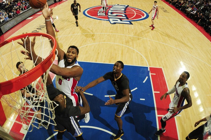 Andre Drummond, dos Pistons, teve um duplo-duplo diante dos Warriors (Foto: Getty Images)