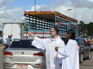 Padre Ângelo Damaren abençoando veículos que participaram da carreata em Macapá (Foto: Graziela Miranda/G1)