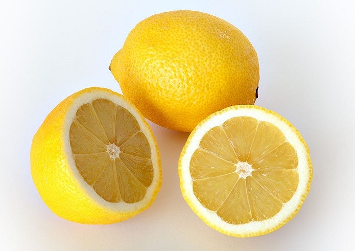 Suco de limão ou vinagre combinados com água podem limpar vazamento de pilhas ácidas (Reprodução/Wikimedia Commons)