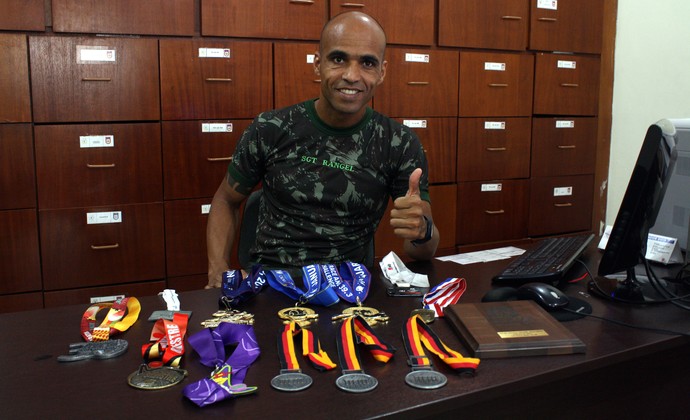 Elenilton Rangel coleciona medalhas de maratonas de Berlim, Amsterdam, Orlando, Buenos Aires e outros (Foto: Cleber Akamine)