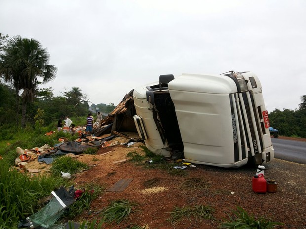 Caminhão tombou na BR-153, no norte do Tocantins (Foto: Divulgação/Paparazzo Caminhões da BR-153)