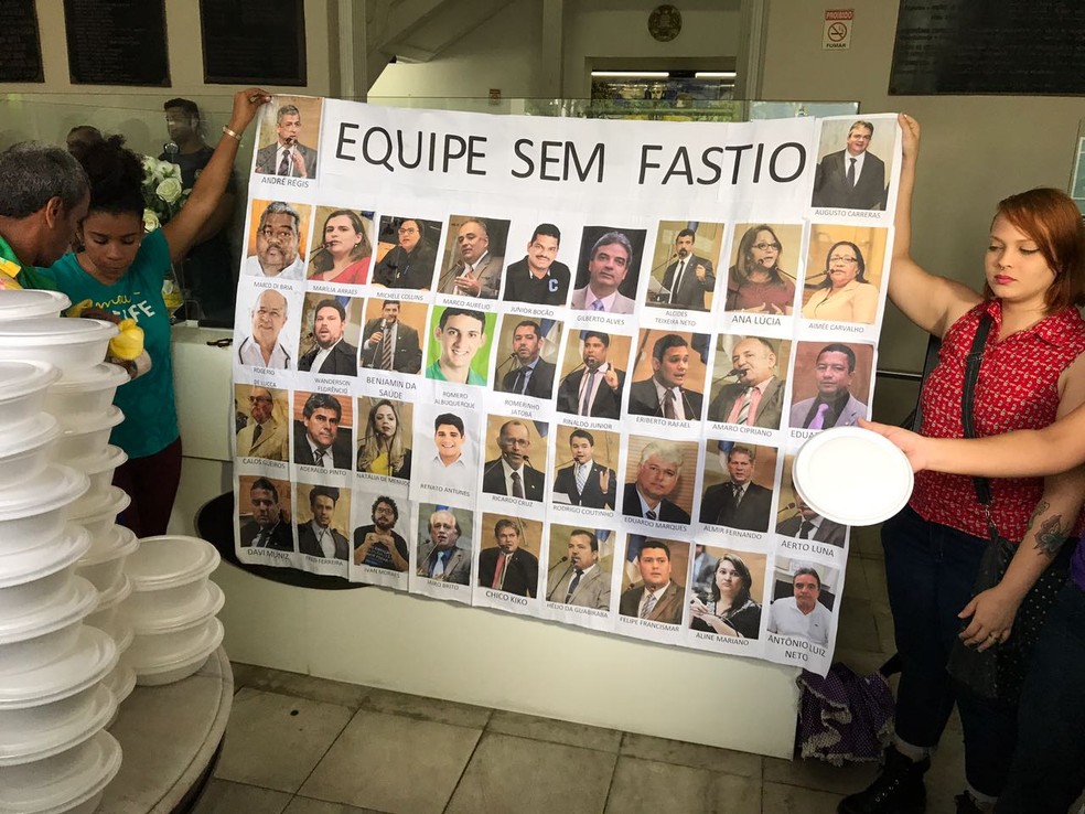 Durante o ato, manifestantes criticaram os parlamentares no Recife (Foto: Thays Estarque/G1 PE)