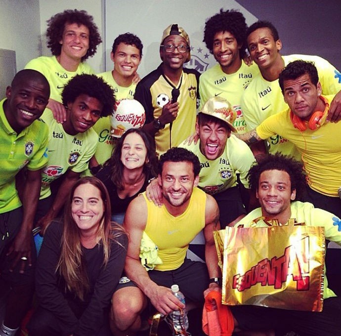 Seleção recebe a visita do cantor Mumuzinho (Foto: Reprodução/Instagram)