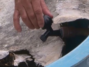 Moradores convivem com falta de água há quatro meses na Bahia (Foto: Reprodução / TV Bahia)