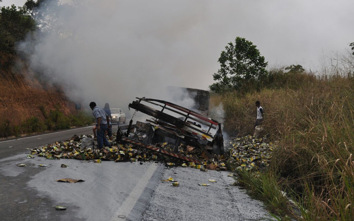 Caminhão carregado de leite pega fogo e motorista escapa na BR ... - Globo.com
