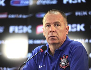 Com dúvida no meio, Mano relaciona 23 jogadores para enfrentar o Coxa