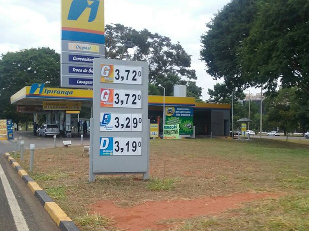 Postos de Brasília reduzem preço da gasolina de R$ 3,75 para R$ 3,72. (Foto: Fernando Caixeta/G1)