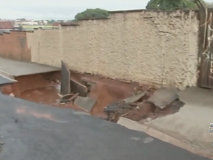 Chuva abriu buraco ao lado de escola (Foto: Reprodução/TV TEM) Chuva abriu buraco ao lado de escola (Foto: Reprodução/TV TEM)