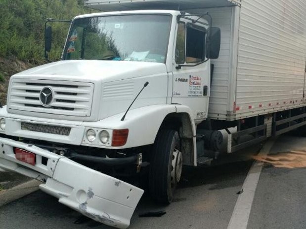 Motociclista perdeu o controle e entrou em baixo de caminhão (Foto: São Roque Notícias)