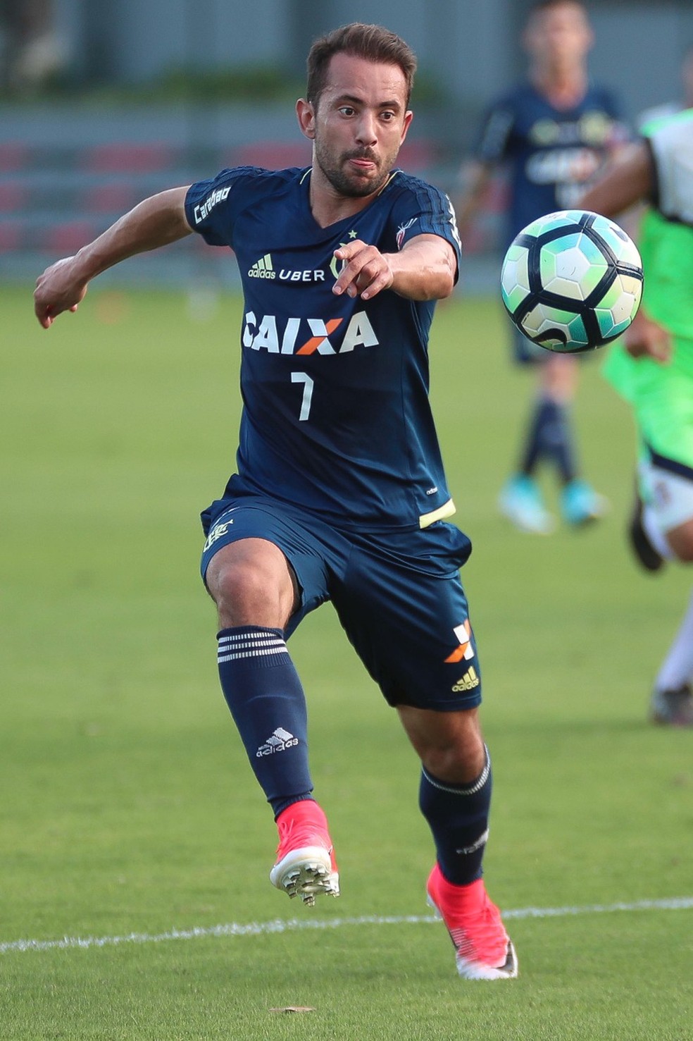 Éverton Ribeiro em ação durante jogo-treino com o Barra da Tijuca (Foto: Gilvan de Souza/Flamengo)