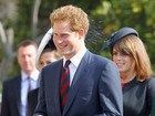 Príncipe Harry é visto aos beijos com modelo em festa, diz site